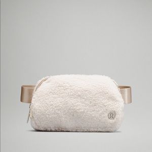 NWT Fleece Everywhere Belt Bag - Ivory